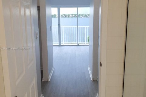 House in Miami, Florida 4 bedrooms, 224.08 sq.m. № 2034839 - photo 23