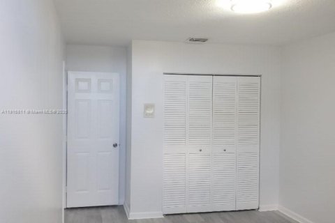 House in Miami, Florida 4 bedrooms, 224.08 sq.m. № 2034839 - photo 13