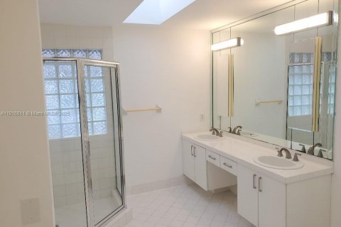 House in Miami, Florida 4 bedrooms, 224.08 sq.m. № 2034839 - photo 20