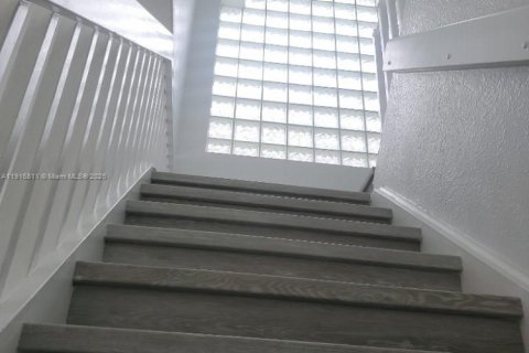 House in Miami, Florida 4 bedrooms, 224.08 sq.m. № 2034839 - photo 11