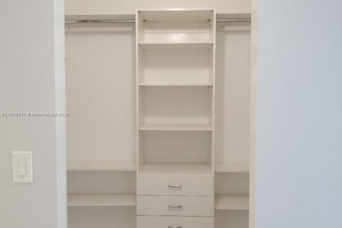 House in Miami, Florida 4 bedrooms, 224.08 sq.m. № 2034839 - photo 18