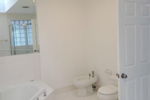 House in Miami, Florida 4 bedrooms, 224.08 sq.m. № 2034839 - photo 21
