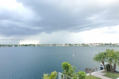 House in Miami, Florida 4 bedrooms, 224.08 sq.m. № 2034839 - photo 25