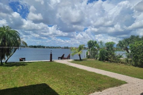 House in Miami, Florida 4 bedrooms, 224.08 sq.m. № 2034839 - photo 29