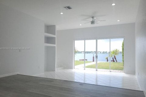 House in Miami, Florida 4 bedrooms, 224.08 sq.m. № 2034839 - photo 8