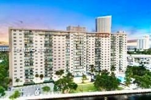 Condo in Sunny Isles Beach, Florida, 2 bedrooms  № 2010188 - photo 3