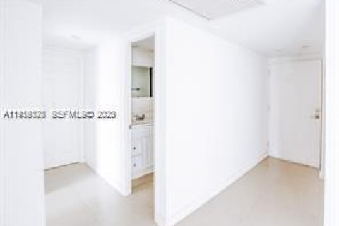 Condo in Sunny Isles Beach, Florida, 2 bedrooms  № 2010188 - photo 11