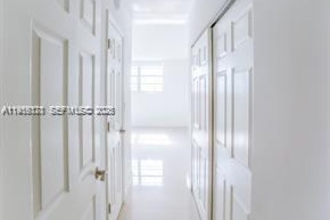 Condo in Sunny Isles Beach, Florida, 2 bedrooms  № 2010188 - photo 24