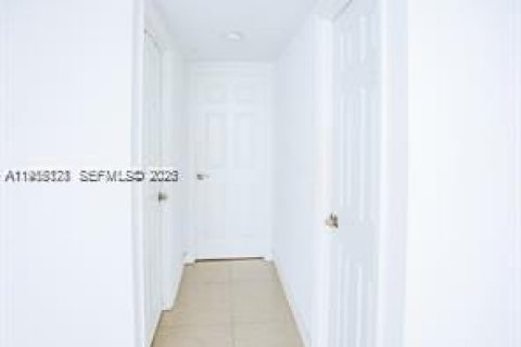 Condo in Sunny Isles Beach, Florida, 2 bedrooms  № 2010188 - photo 22