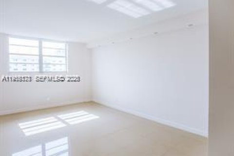 Condo in Sunny Isles Beach, Florida, 2 bedrooms  № 2010188 - photo 15