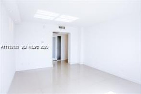 Condo in Sunny Isles Beach, Florida, 2 bedrooms  № 2010188 - photo 21