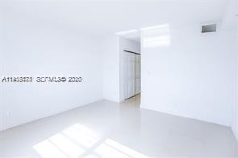 Condo in Sunny Isles Beach, Florida, 2 bedrooms  № 2010188 - photo 10