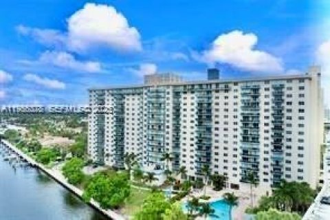Condo in Sunny Isles Beach, Florida, 2 bedrooms  № 2010188 - photo 26
