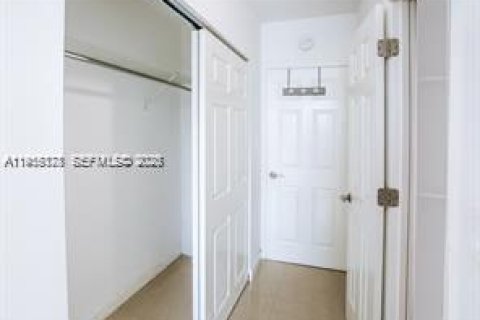 Condo in Sunny Isles Beach, Florida, 2 bedrooms  № 2010188 - photo 13