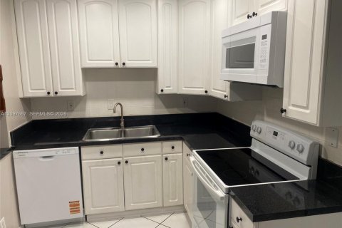 House in Margate, Florida 4 bedrooms, 103.03 sq.m. № 2392216 - photo 5