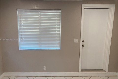 House in Margate, Florida 4 bedrooms, 103.03 sq.m. № 2392216 - photo 10