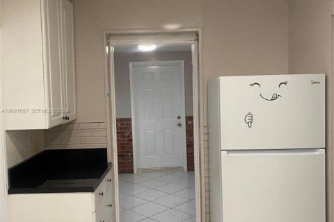 House in Margate, Florida 4 bedrooms, 103.03 sq.m. № 2392216 - photo 4