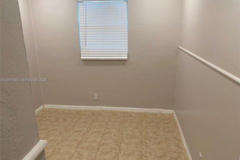 House in Margate, Florida 4 bedrooms, 103.03 sq.m. № 2392216 - photo 12