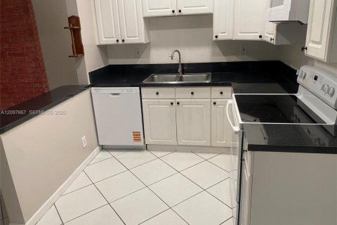 House in Margate, Florida 4 bedrooms, 103.03 sq.m. № 2392216 - photo 6