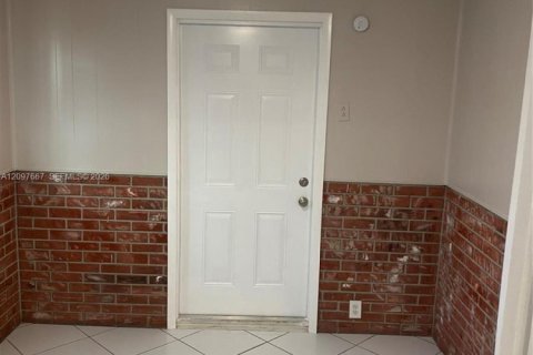House in Margate, Florida 4 bedrooms, 103.03 sq.m. № 2392216 - photo 7
