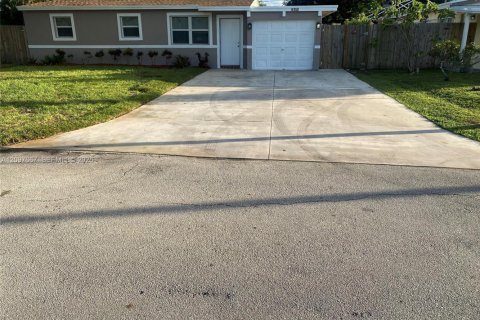House in Margate, Florida 4 bedrooms, 103.03 sq.m. № 2392216