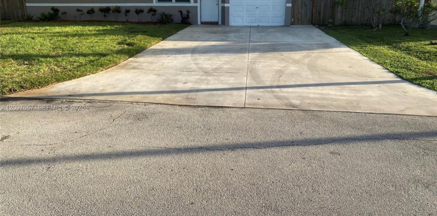 House in Margate, Florida 4 bedrooms, 103.03 sq.m. № 2392216