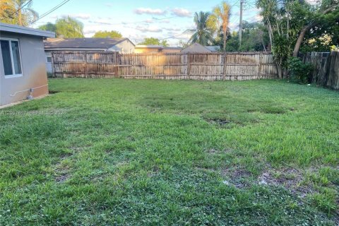 House in Margate, Florida 4 bedrooms, 103.03 sq.m. № 2392216 - photo 16