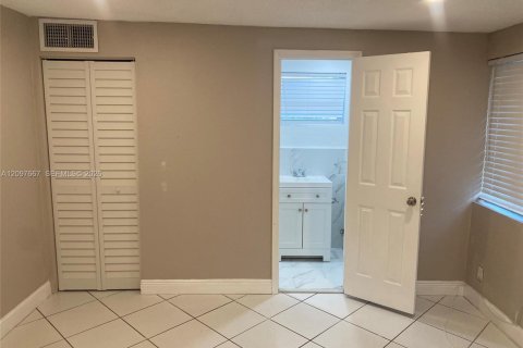House in Margate, Florida 4 bedrooms, 103.03 sq.m. № 2392216 - photo 9