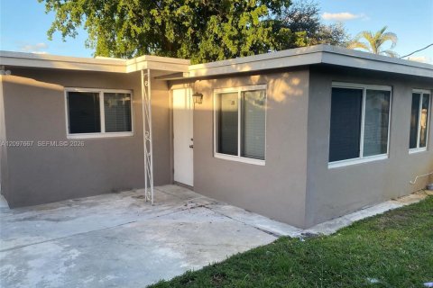 House in Margate, Florida 4 bedrooms, 103.03 sq.m. № 2392216 - photo 15