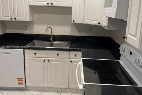House in Margate, Florida 4 bedrooms, 103.03 sq.m. № 2392216 - photo 3