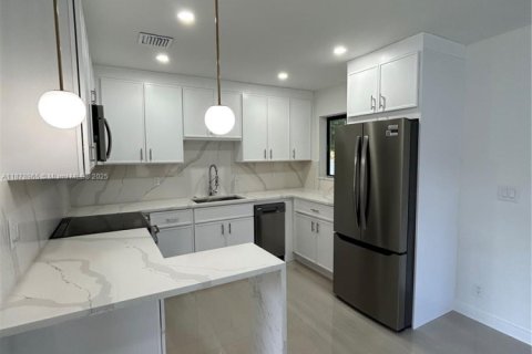 Casa en alquiler en Wilton Manors, Florida, 2 dormitorios, 121.14 m2 № 1925378 - foto 2