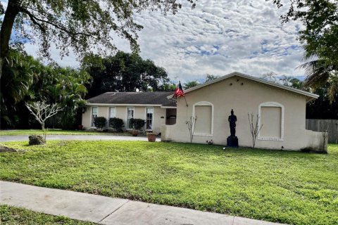 House in Plantation, Florida 4 bedrooms, 166.67 sq.m. № 961462 - photo 1