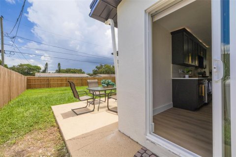 House in Largo, Florida 3 bedrooms, 112.41 sq.m. № 1886196 - photo 13