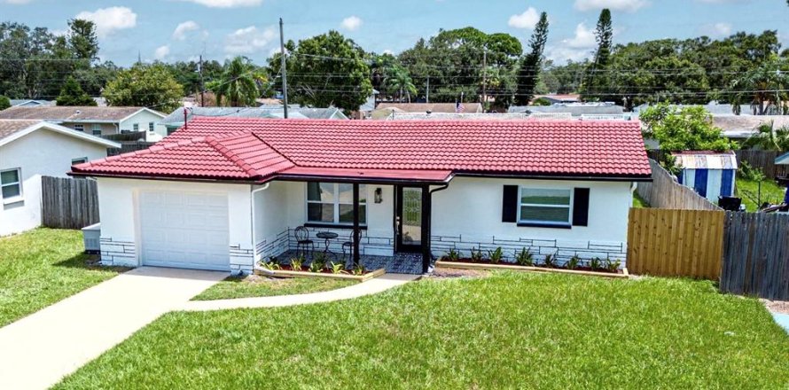 House in Largo, Florida 3 bedrooms, 112.41 sq.m. № 1886196