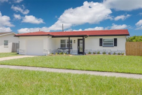 House in Largo, Florida 3 bedrooms, 112.41 sq.m. № 1886196 - photo 2