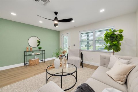 House in Largo, Florida 3 bedrooms, 112.41 sq.m. № 1886196 - photo 6