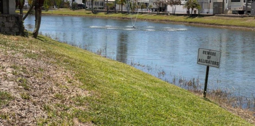 Commercial property in Okeechobee, Florida № 2087071