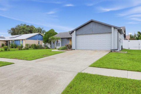 House in Brandon, Florida 3 bedrooms, 119.38 sq.m. № 2415495 - photo 2