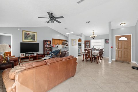 House in Brandon, Florida 3 bedrooms, 119.38 sq.m. № 2415495 - photo 10