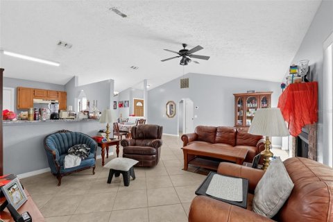 House in Brandon, Florida 3 bedrooms, 119.38 sq.m. № 2415495 - photo 11