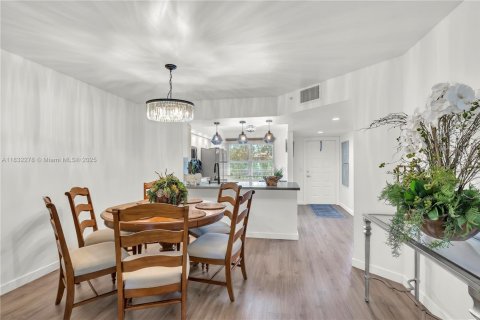 Condo in Pembroke Pines, Florida, 2 bedrooms  № 1836147 - photo 9