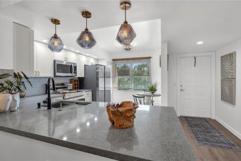 Condo in Pembroke Pines, Florida, 2 bedrooms  № 1836147 - photo 4