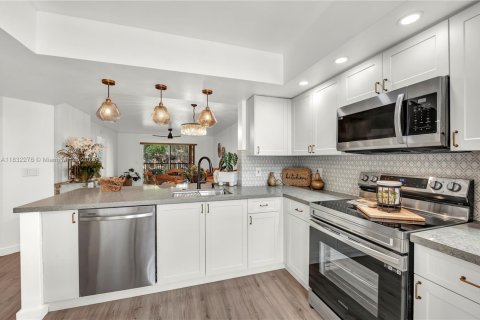 Condo in Pembroke Pines, Florida, 2 bedrooms  № 1836147 - photo 6