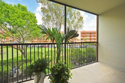 Condo in Pembroke Pines, Florida, 2 bedrooms  № 1836147 - photo 13