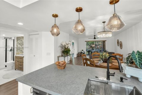 Condo in Pembroke Pines, Florida, 2 bedrooms  № 1836147 - photo 8
