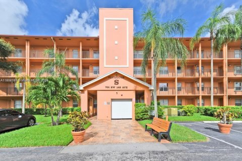 Condo in Pembroke Pines, Florida, 2 bedrooms  № 1836147 - photo 16