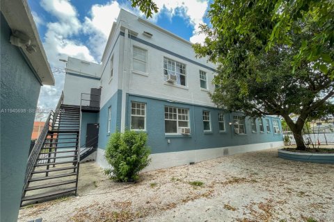 Commercial property in Miami, Florida 1486.06 sq.m. № 2152875 - photo 2