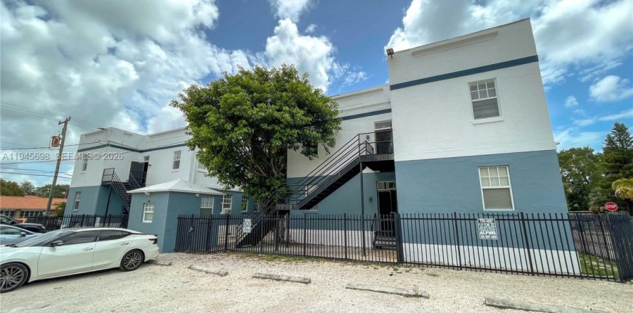 Commercial property in Miami, Florida 1486.06 sq.m. № 2152875