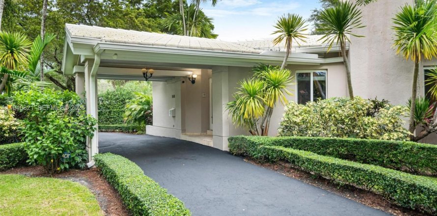 House in Coral Gables, Florida 3 bedrooms, 173.26 sq.m. № 1998014