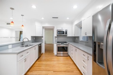 House in Coral Gables, Florida 3 bedrooms, 173.26 sq.m. № 1998014 - photo 9